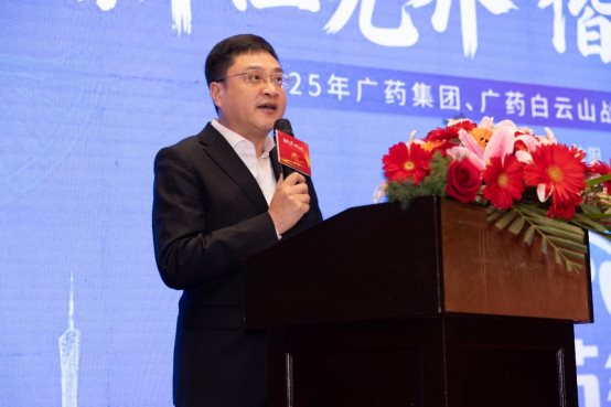 衣着西装笔挺的男子与配字AI 天生的内容可能不准确。。。